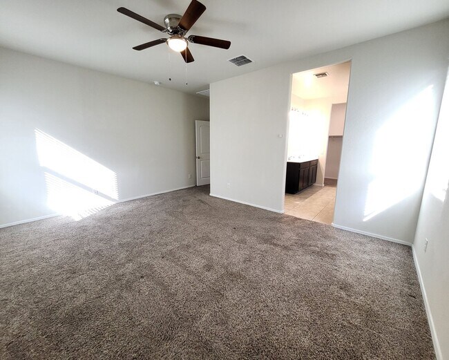 Building Photo - 3 Bedroom 2 Bathroom Magma Ranch Home