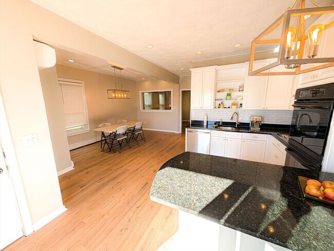 Building Photo - 103-105-105 Homer St