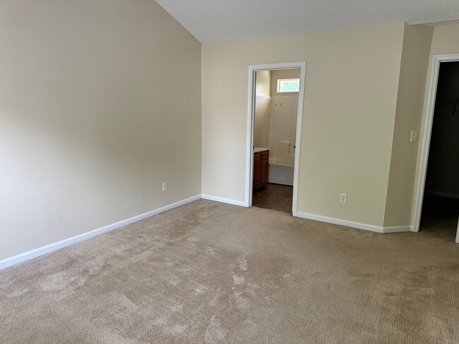 Building Photo - Single family home in Springhill! Availabl...