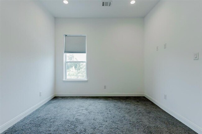 Building Photo - 7810 Kenton St