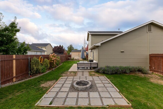 Building Photo - Welcome to this charming 3 bedroom, 2 bathroom home located in Nampa, ID.