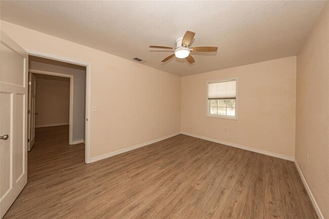 Building Photo - 400 Oak Knob Dr