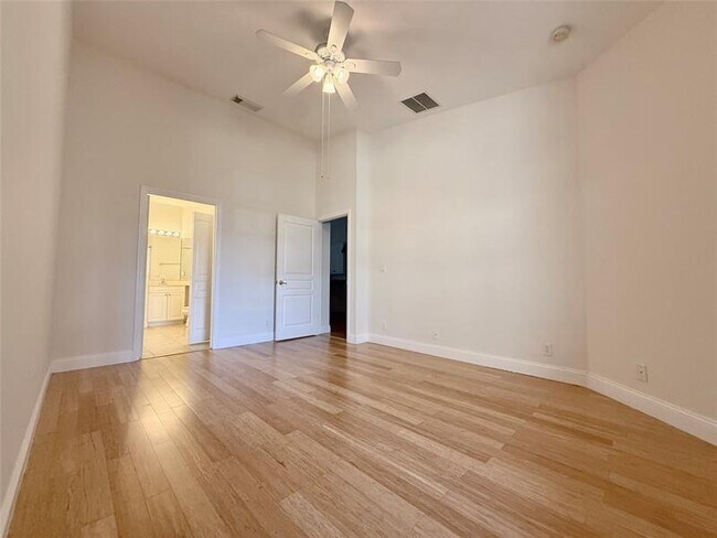 Building Photo - 10495 SW West Park Ave