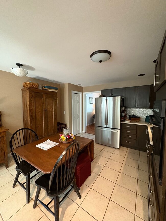 Building Photo - 2 Bed - 1.5 Bath: Single Family in New Lon...