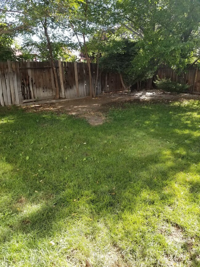 Building Photo - Walking Distance to neighborhood schools a...