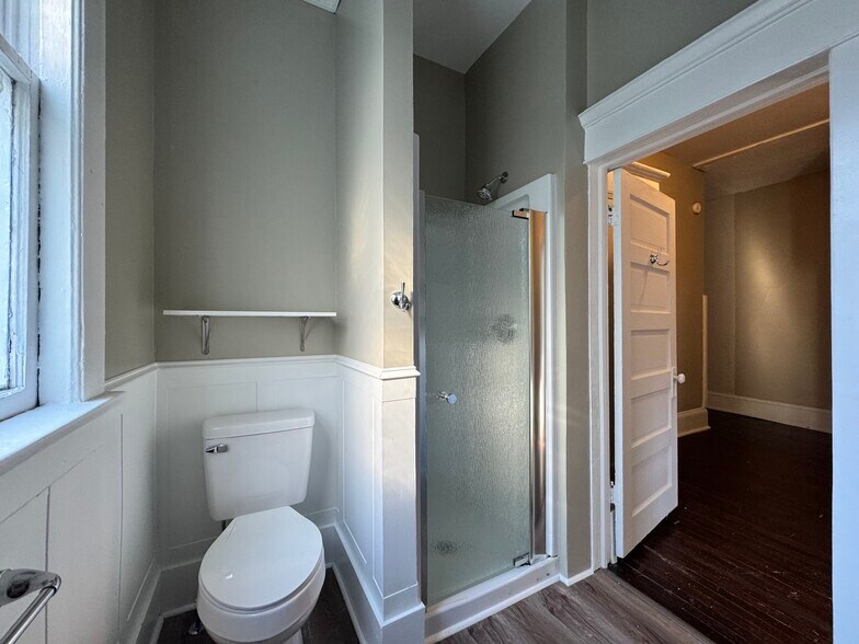 Bathroom - 606 Woods Ave SW