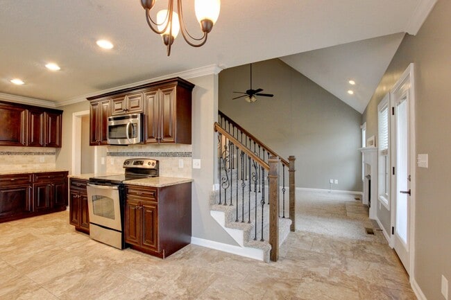 Building Photo - Executive Home on Cul de sac off exit 8.  Hurry.