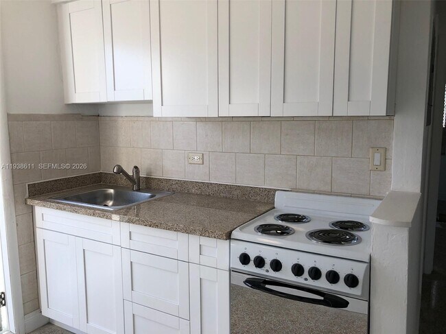 Building Photo - 2830 SW 38th Ct