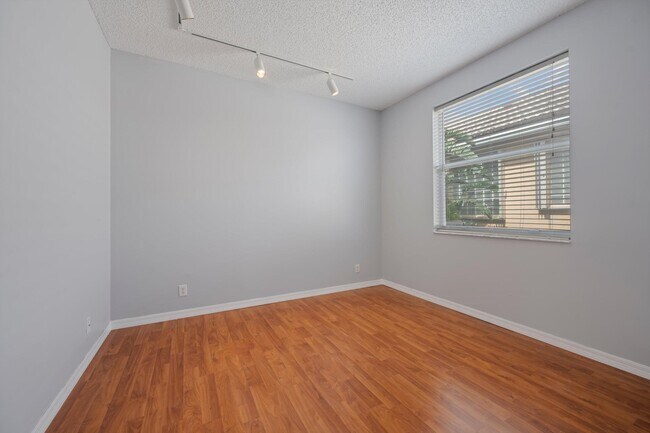 Building Photo - 9520 Lago Dr