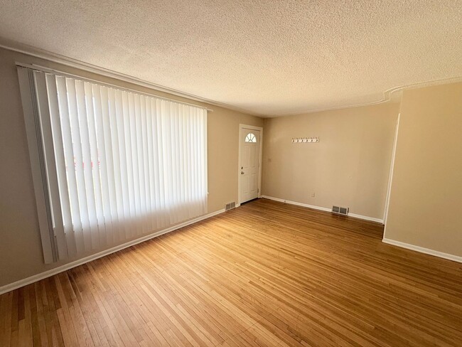 Building Photo - 5BR Home with Fenced Backyard, Firepit & Bonus Space