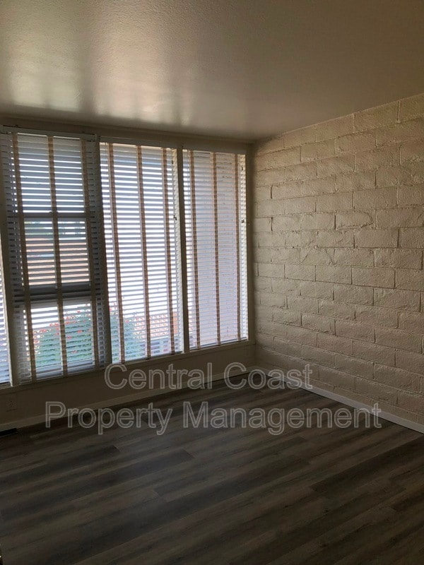 Building Photo - 451 Dela Vina Ave