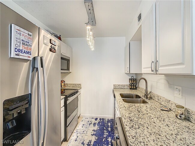 Building Photo - 4625 Bayshore Dr