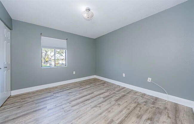 Building Photo - 722 116th Ave N