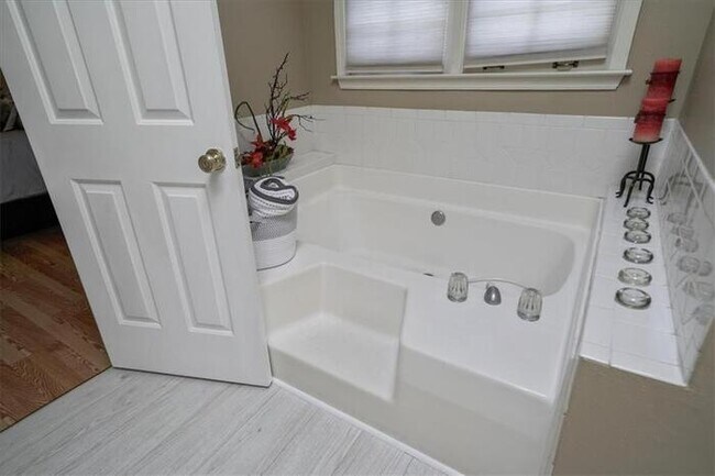 Building Photo - 4 bedroom house in Lawrenceville with cozy...