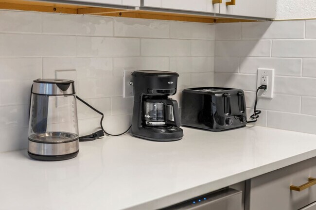 Building Photo - 2929 Kings Rd