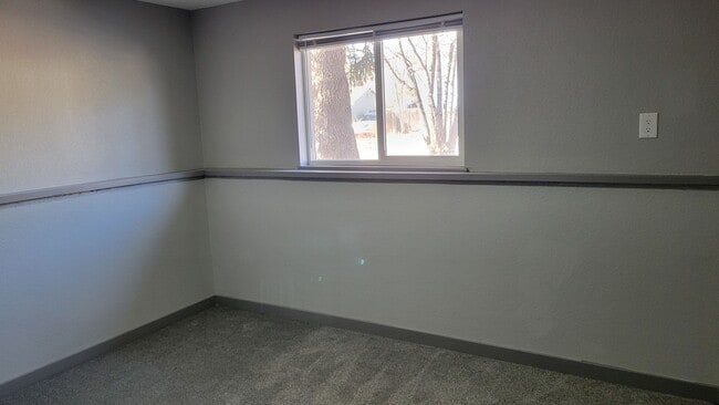 Building Photo - 4 Bedroom, 1.75 Bathroom - Freshly Updated! Available Now!