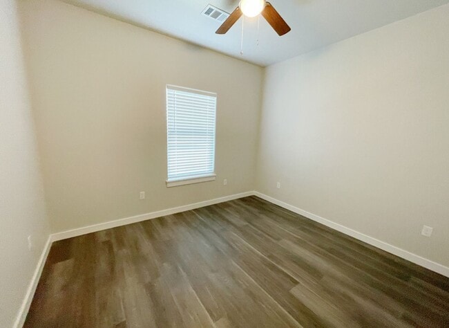 Building Photo - Beautiful 4 bedroom 2 Bath Home in New Com...