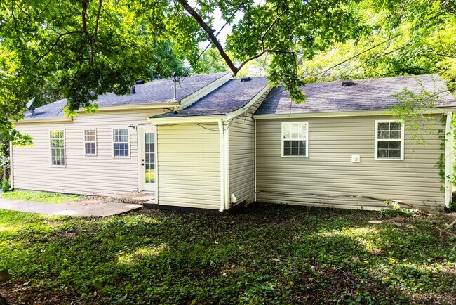 Building Photo - Charming Three Bedroom Home with Natural P...