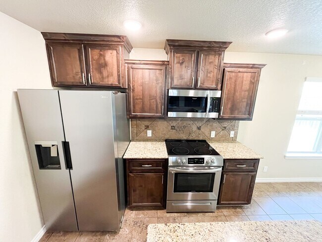 Building Photo - Available 7/11/2025 Beautiful 1 story, 5 b...