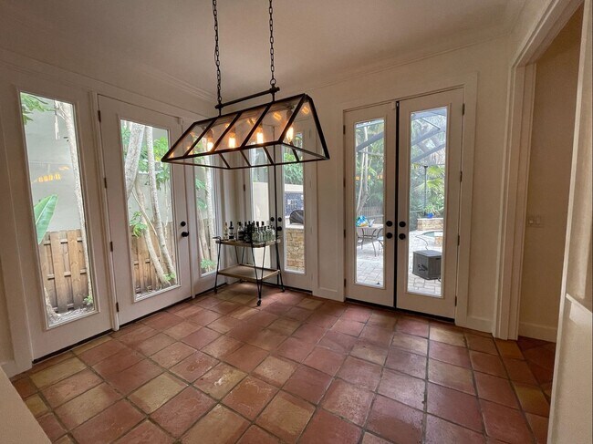 Building Photo - Davis Islands Spanish Med 3 Bed 2.5 Bath 1 car garage with Spool