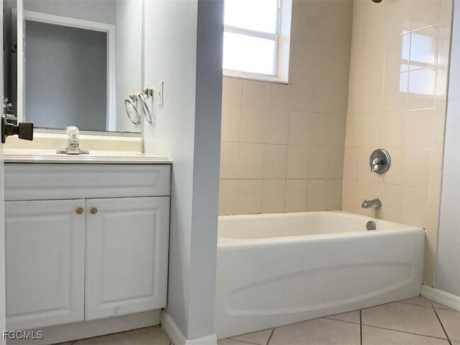 Building Photo - 3216 SW 7th Pl