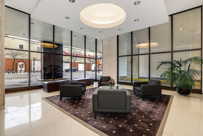 24 Hr Secured Lobby - 1636 N Wells St