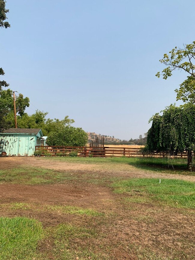 Building Photo - Butte Valley 3 bed 2 bath home, Privacy, n...