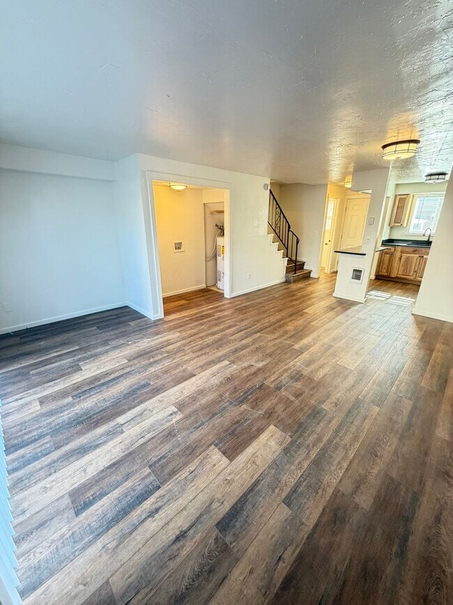 Building Photo - 2 Bedroom Town House!