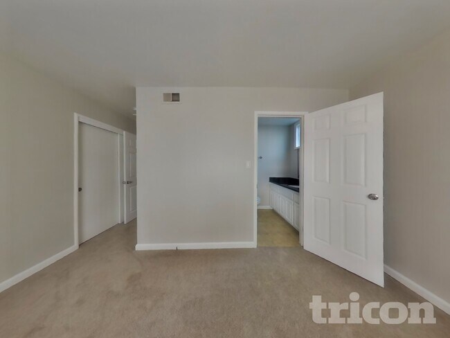 Building Photo - 378 Acacia St