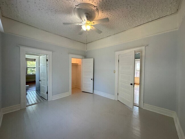 Building Photo - Upstairs 2 Bedroom - Near UCD Med Center