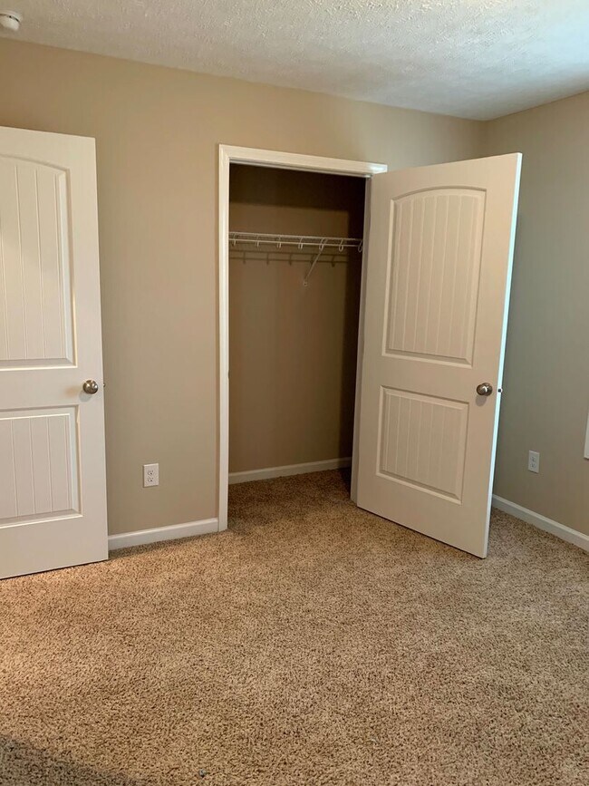 Building Photo - Beautiful 3 Bedroom 2 Bathroom Ranch Style Home on Large Lot