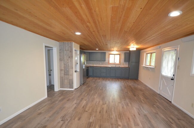 Building Photo - Mountain home tucked in the woods! 45 Minu...