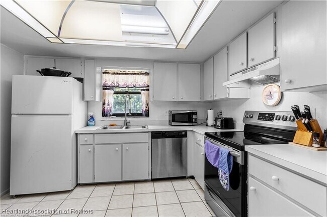 Building Photo - 4320 Thompson Ave