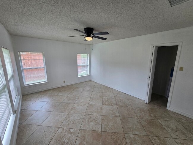Building Photo - 1590 Gravel Cir N