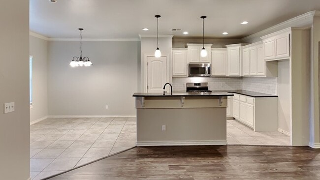 Building Photo - Very Nice 4 Bedroom 2 Bathroom Home in Deer Creek Schools with a Neighborhood Park/Pool