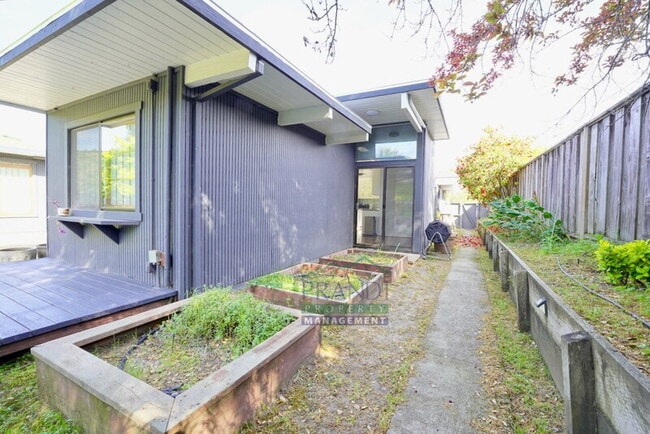 Building Photo - 955 Las Ovejas Ave