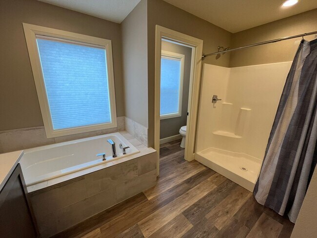 Building Photo - Spacious Townhome Style Duplex Unit