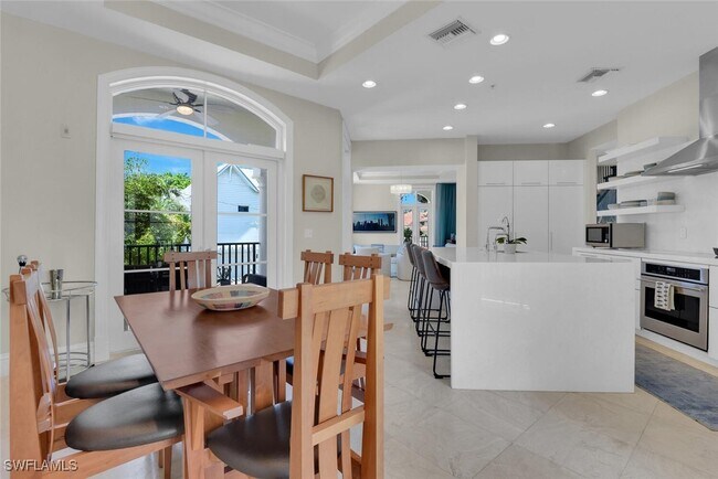 Building Photo - 684 10th Ave S