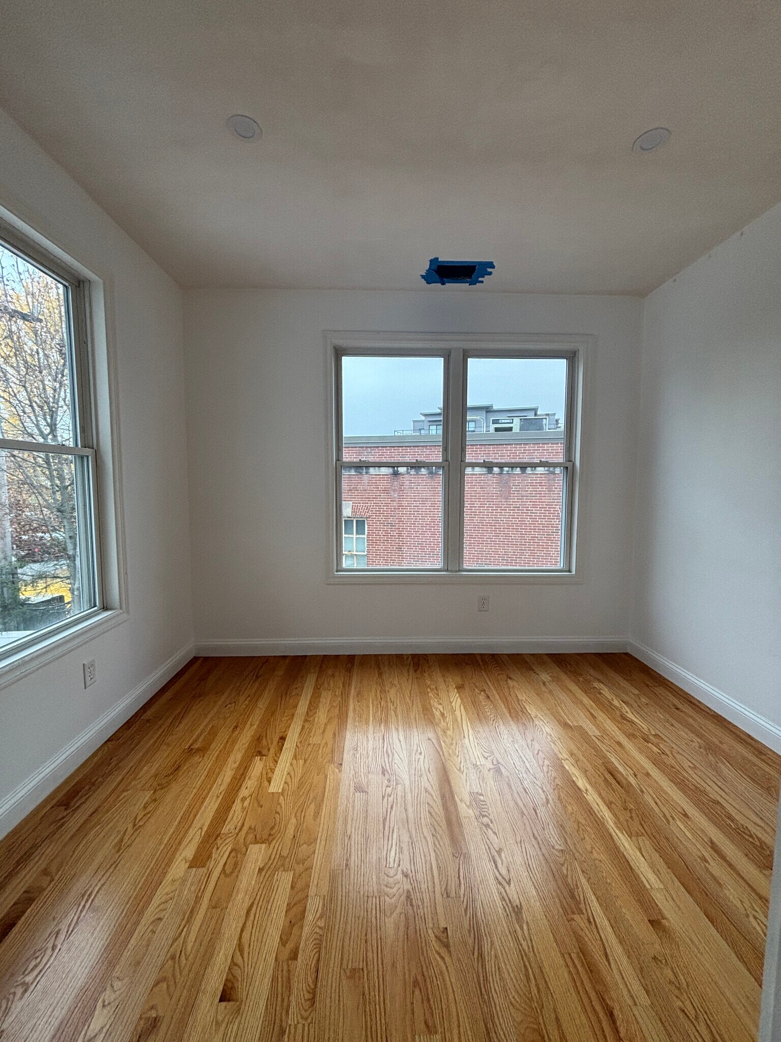 Building Photo - 554 Main St