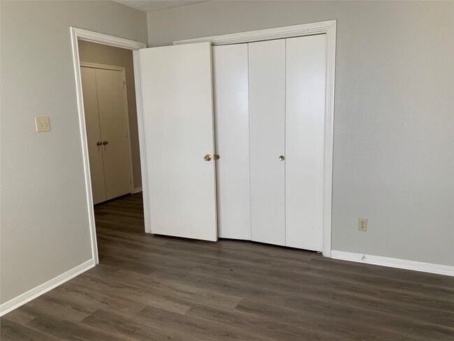 Building Photo - 585 Warsaw Dr