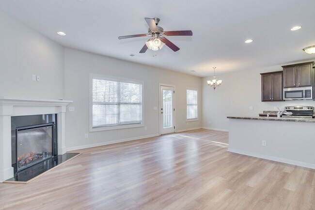 Building Photo - 3 Bedroom 2.5 Bath Townhouse