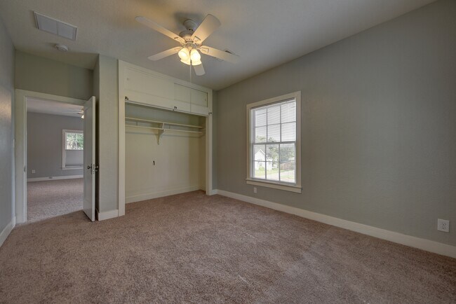 Building Photo - 909 W Main St