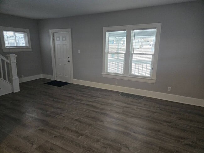 Building Photo - Charming 3-Bedroom Property in Prime Location