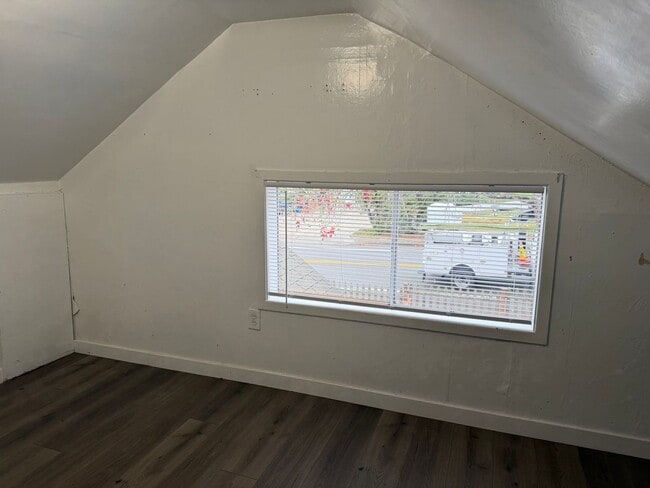 Building Photo - Updated 4 bedroom, 1 bath home in Eugene!