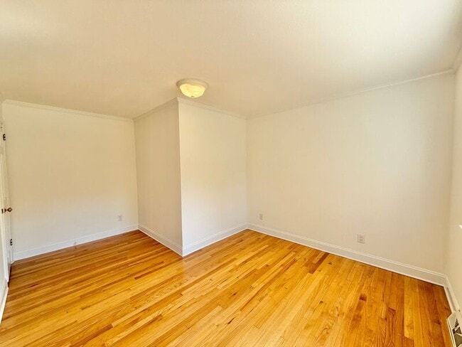 Building Photo - 1402 Hedgelawn Way