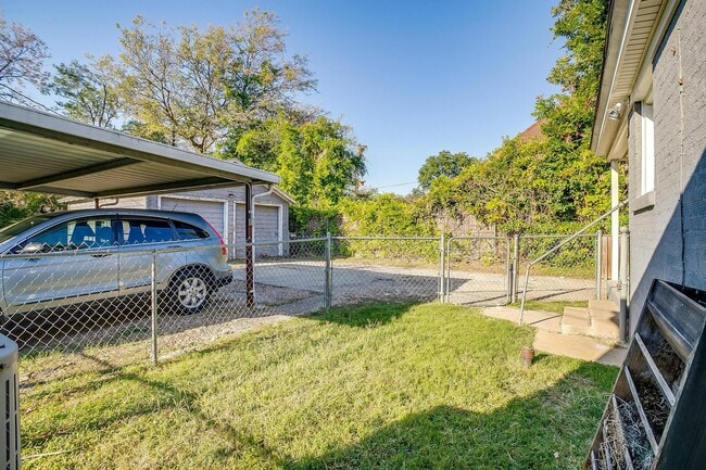 Building Photo - One Side of Great Duplex Near TCU- 1 Bed, ...
