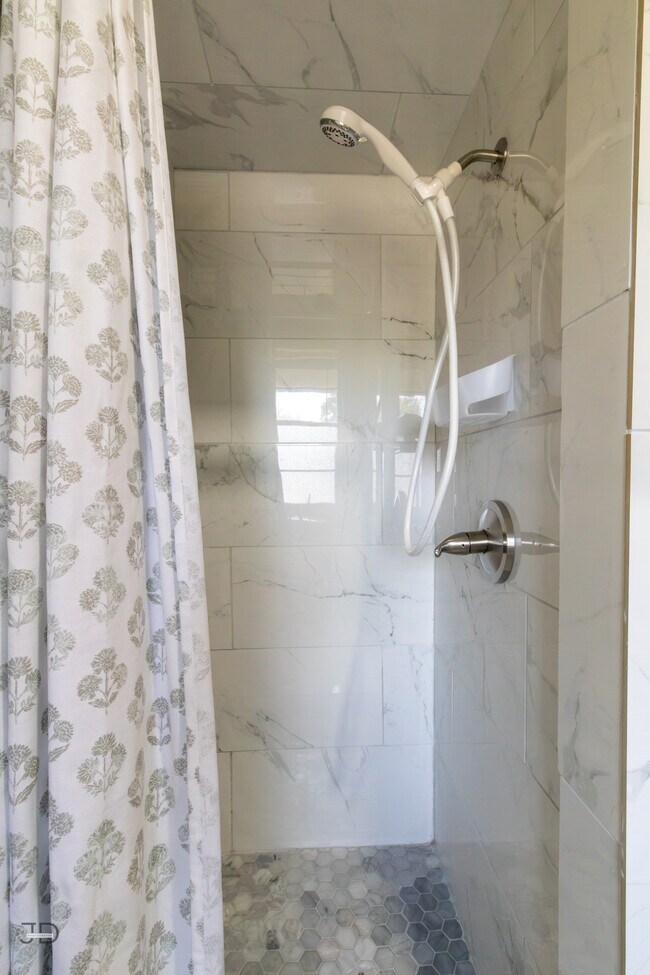 Building Photo - 1556 Singleton Ave