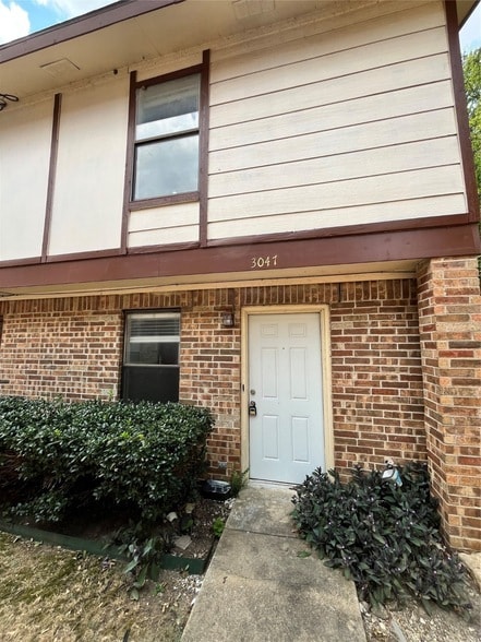 Building Photo - 3047 Olympia Dr