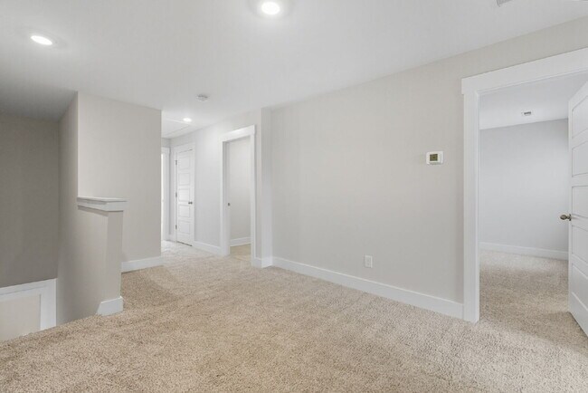 Building Photo - Modern 3 Bedroom, 2.5 Bath Townhome in Chapel Green