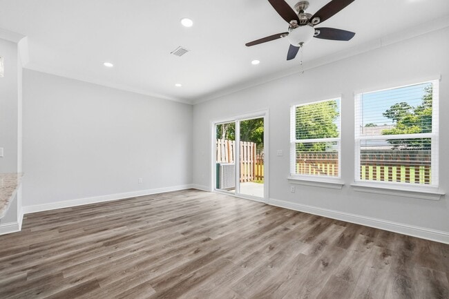 Building Photo - Brand-New 3 Bedroom Townhome in Fort Walton Beach!